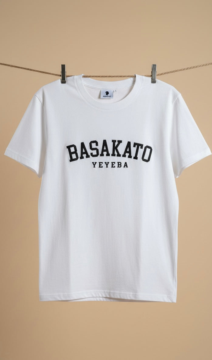 T-shirt Mbini bordada em preto - Unissexo