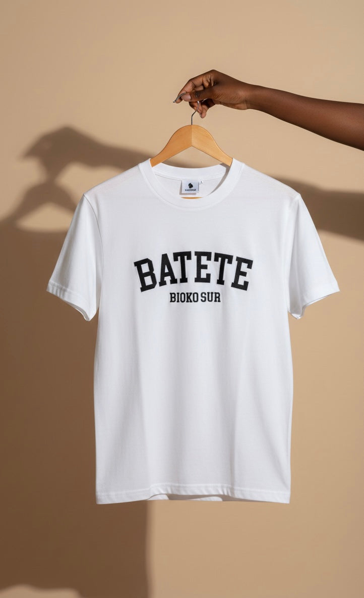 T-shirt Evinayong bordada em preto - Unissexo