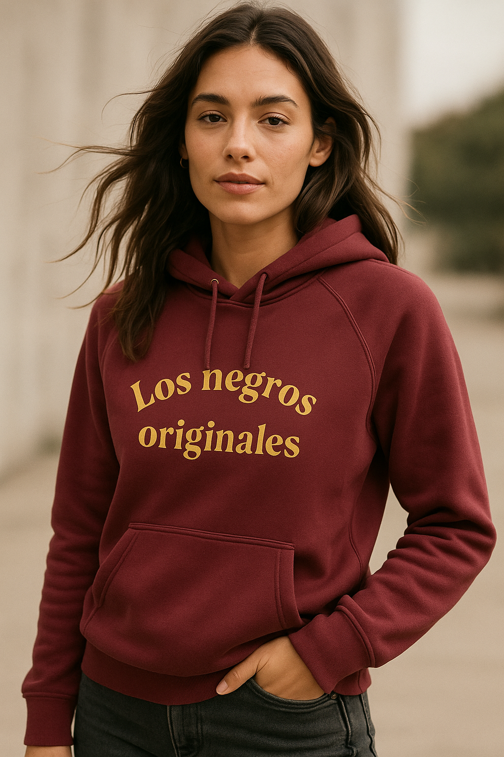 Sudadera granate unisex con capucha - Los negros originales